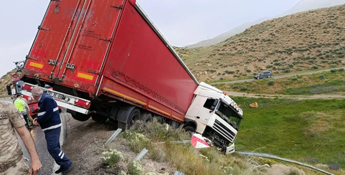 Van'da devrilen tırın sürücüsü yaralandı