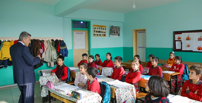 Van'da emekli olan öğretmene duygulandıran veda