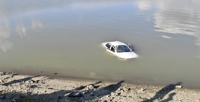 Van'da göle devrilen otomobildeki 2 kişi yaralandı