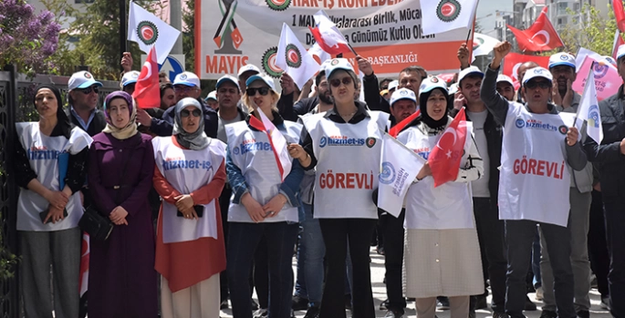 Van'da işten çıkarılan belediye çalışanları eylemlerini sürdürüyor