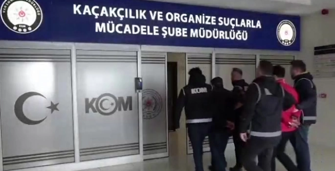 Van'da kaçakçılık operasyonunda silah fişek ve silah parçaları ele geçirildi