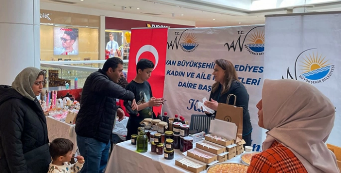 Van'da kadın kooperatifleri açtıkları stantta ürünlerini tanıttı