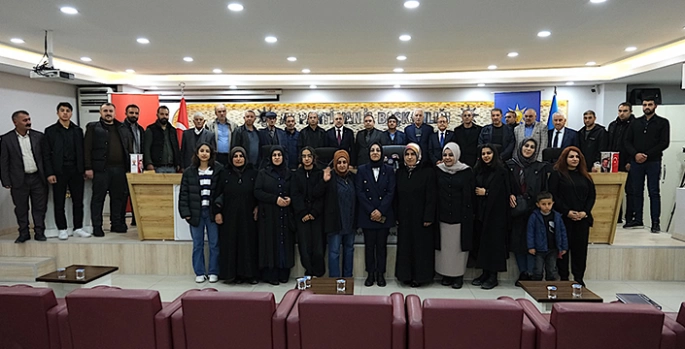 Van'da Memleket Partisi'nden AK Parti'ye geçenlere rozet takıldı