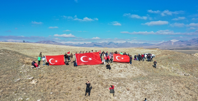 Van'da öğretmenler ızgara planlı antik kent kalıntısında doğa yürüyüşü yaptı