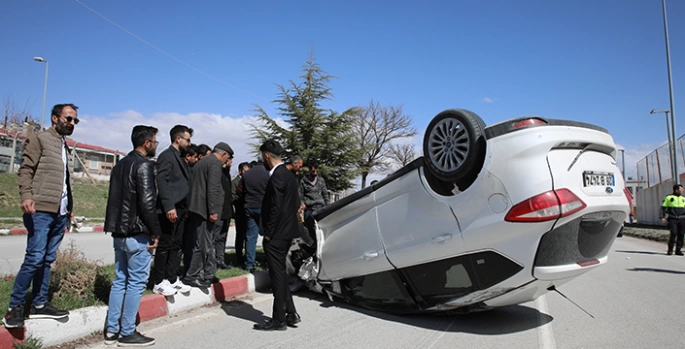 Van'da otomobil ile hafif ticari aracın çarpıştığı kazada 5 kişi yaralandı