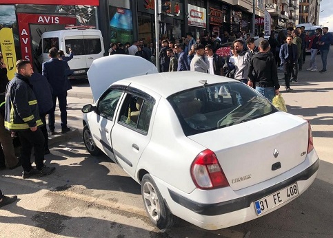 Van'da otomobile çarpan minibüs, iş yerine girdi