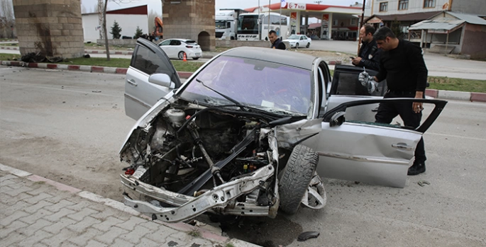 Van'da refüje çarpan otomobildeki 3 kişi yaralandı