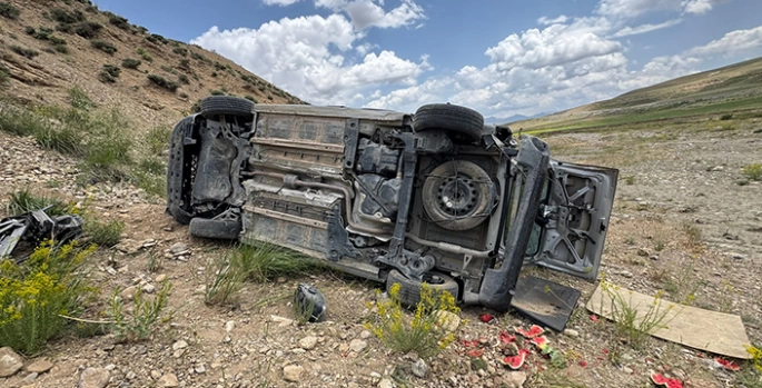 Van'da şarampole devrilen hafif ticari araçtaki 6 kişi yaralandı