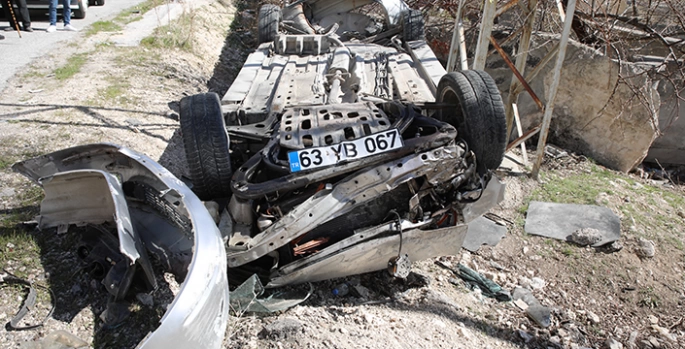Van'da şarampole devrilen otomobilin sürücüsü ağır yaralandı