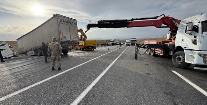 Van'da şarampole devrilen tırın sürücüsü yaralandı