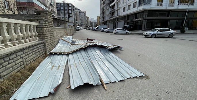 Van'da şiddetli rüzgar çatılara zarar verdi