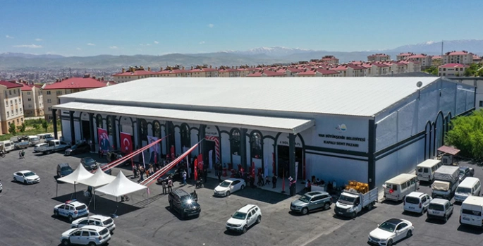 Van'da yapılan kapalı semt pazarı törenle hizmete sunuldu