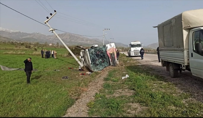 Van'da yolcu otobüsünün devrildiği kazada onlarca kişi yaralandı