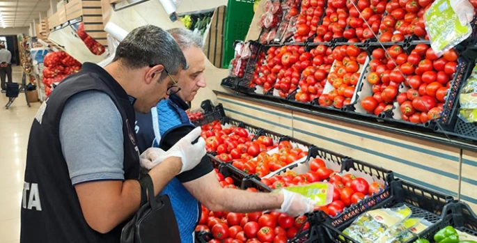 Van’da zabıta ekipleri marketleri denetledi