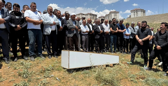 Van'daki silahlı saldırıda hayatını kaybeden babanın cenazesi Hakkari'de defnedildi