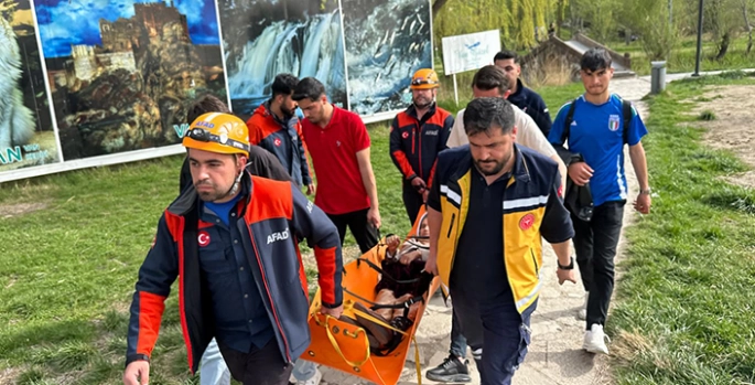 Van Kalesi'nde kayalıktan düşerek yaralanan kadın ekiplerce hastaneye ulaştırıldı