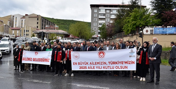Van ve Bitlis'te Aile Haftası kapsamında yürüyüş düzenlendi