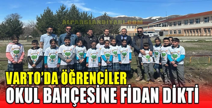 Varto’da öğrenciler okul bahçesine fidan dikti