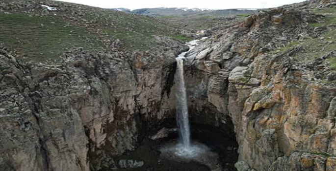 Yaz aylarında kuruyan Van'daki Yaşar Kemal Şelalesi yeniden akmaya başladı