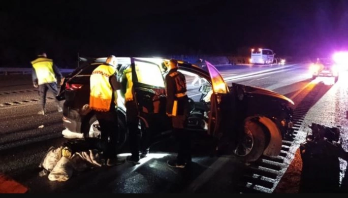 Yolcu otobüsü ile otomobilin çarpıştığı kazada 10 kişi yaralandı