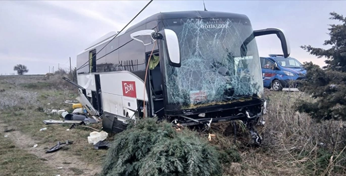 Yoldan çıkıp boş araziye giren tur otobüsündeki 37 kişi yaralandı