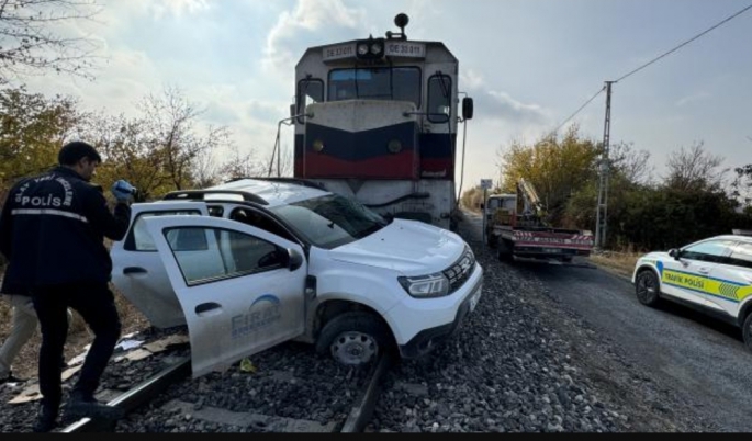 Yük treni otomobile çarptı: 2 yaralı