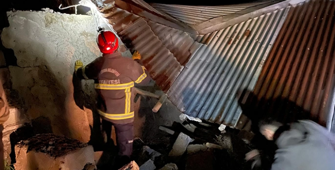 Yüksekova'da yıkılan ağıldaki hayvanlar kurtarıldı