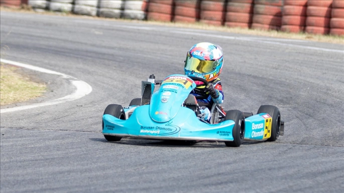 Zayn Sofuoğlu, İngiltere'deki karting yarışlarında podyuma çıktı