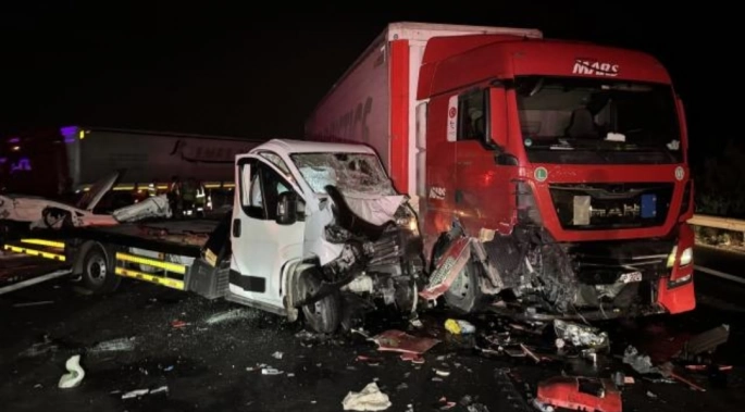 Zincirleme trafik kazası: 8 kişi yaralandı
