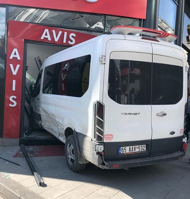 Van'da otomobile çarpan minibüs, iş yerine girdi