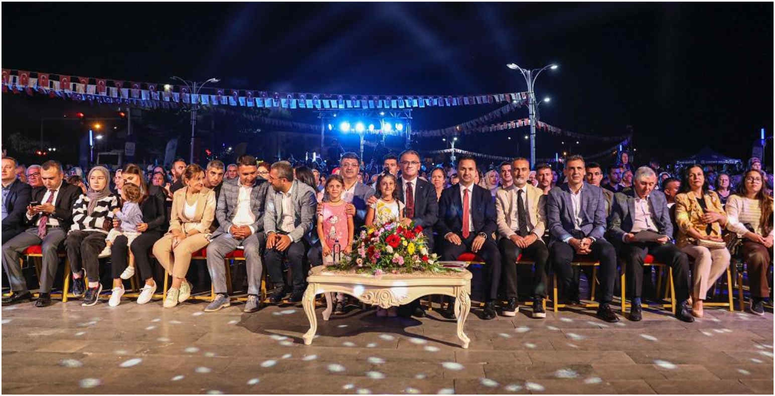 Van'da TRT sanatçıları konser verdi 
